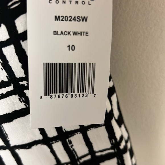 Women’s Brand: SWING Golf Shorts with Tummy Control - Picture 8 of 15